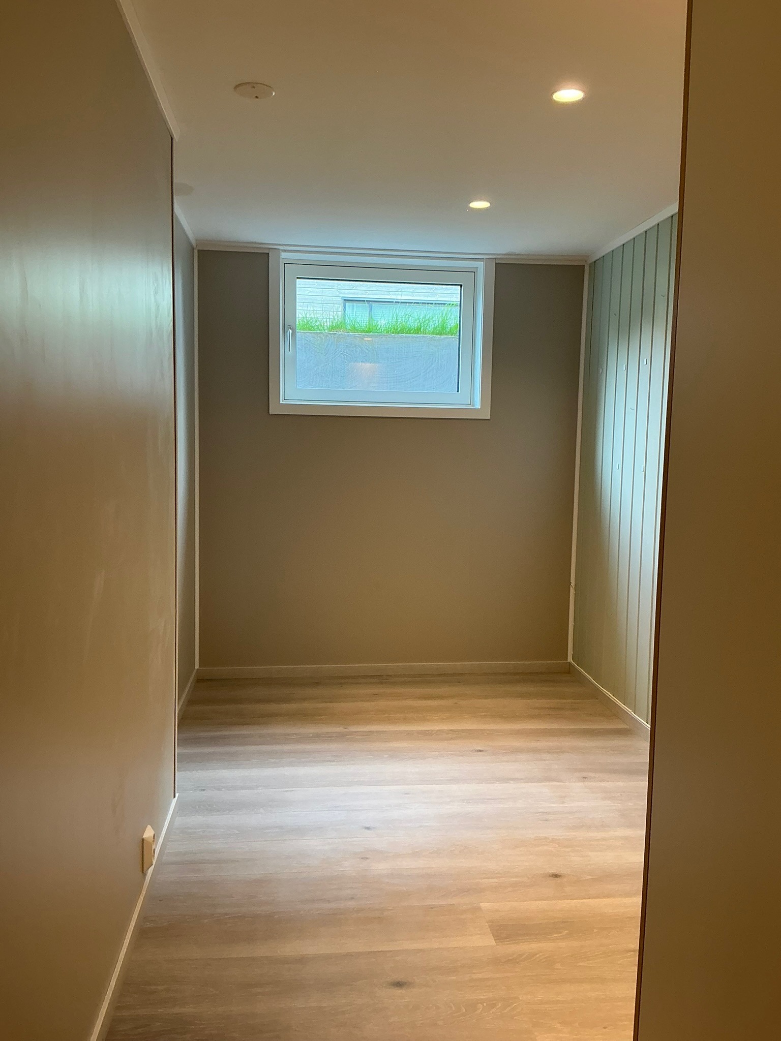 Soverom H3 på ca 8 m2.
Det kommer 120 cm seng i enden av rommet